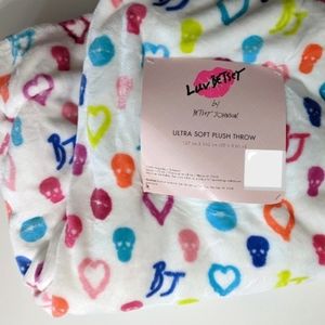 🆕️ Hearts & Skulls Throw Blanket 💗  Betsey Johnson